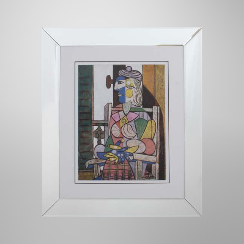 Femme Assise Devant La Fenetre