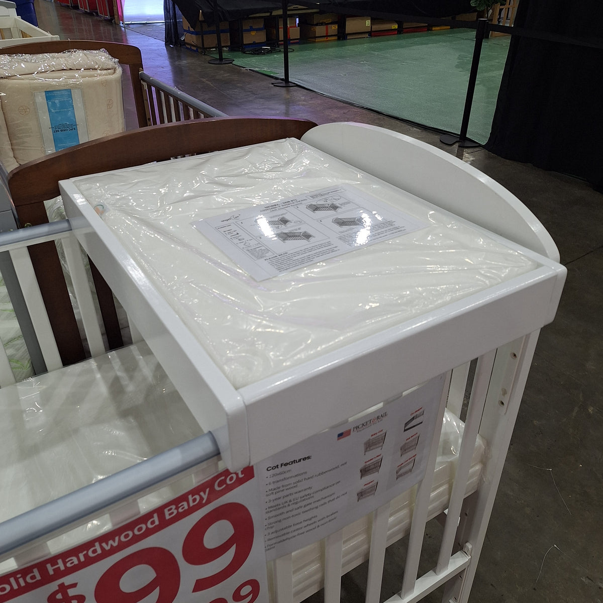 Baby Cot Solid Wood Changing Table With Waterproof Cushion picket and rail