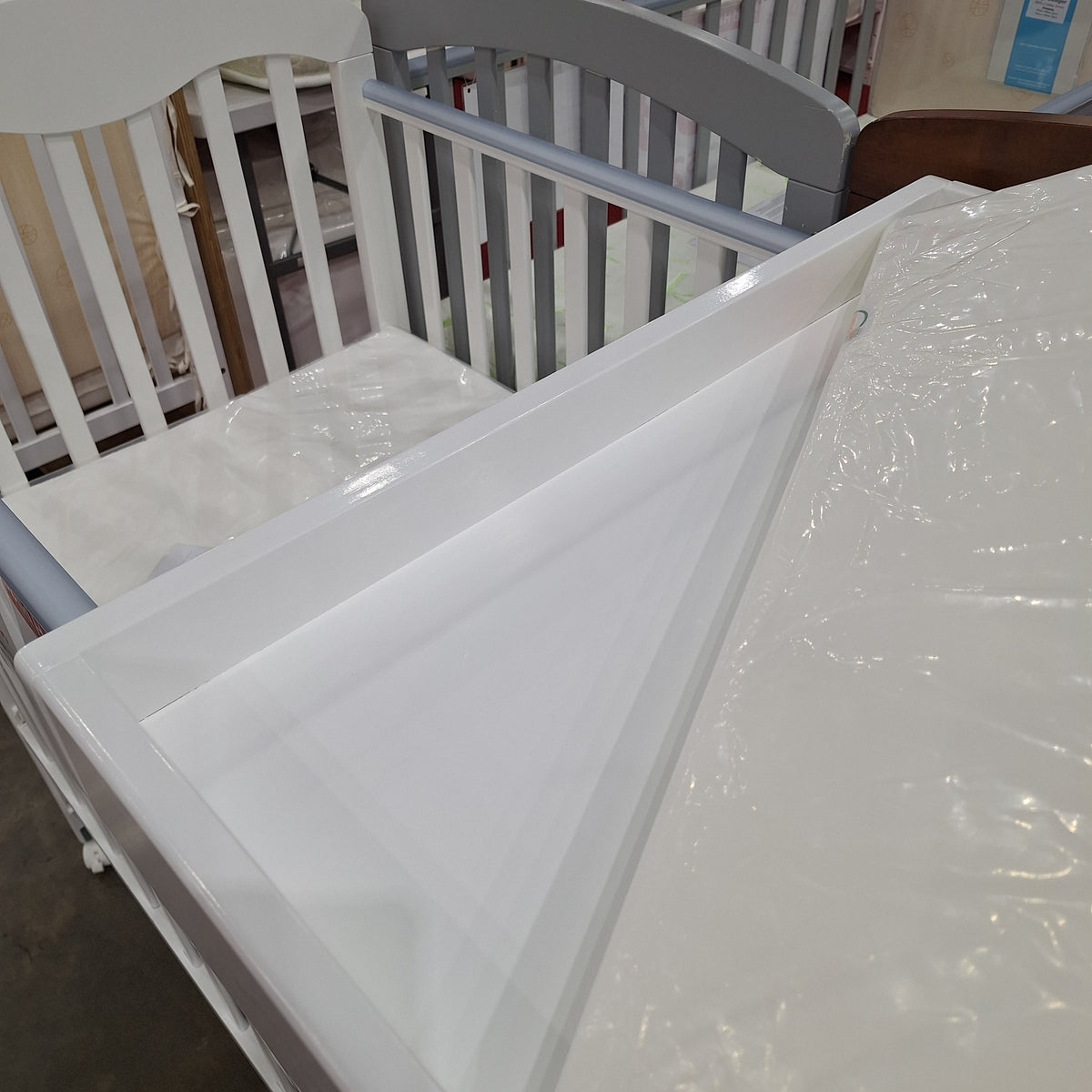 Baby Cot Solid Wood Changing Table With Waterproof Cushion picket and rail
